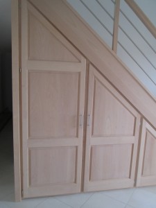Portes de placard en bois sous escalier