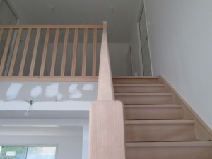Escalier en bois posé dans une maison