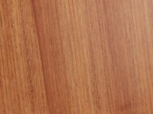 Bois exotique rouge : iroko