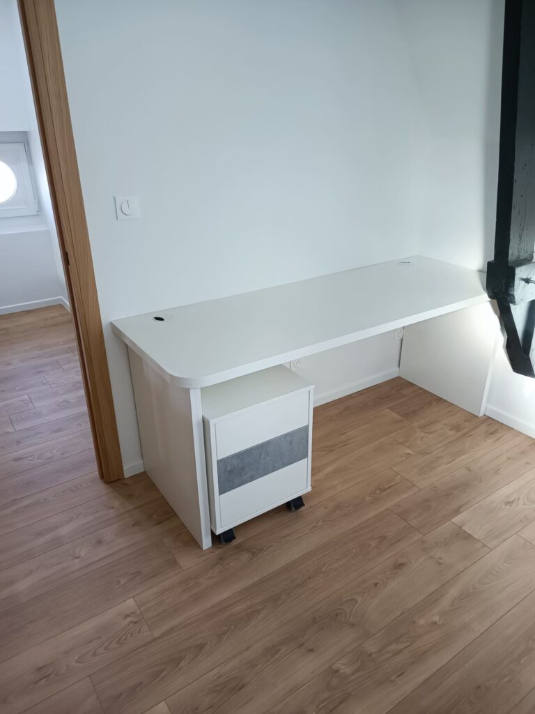 Bureau sur mesure avec tiroirs caissons amovibles