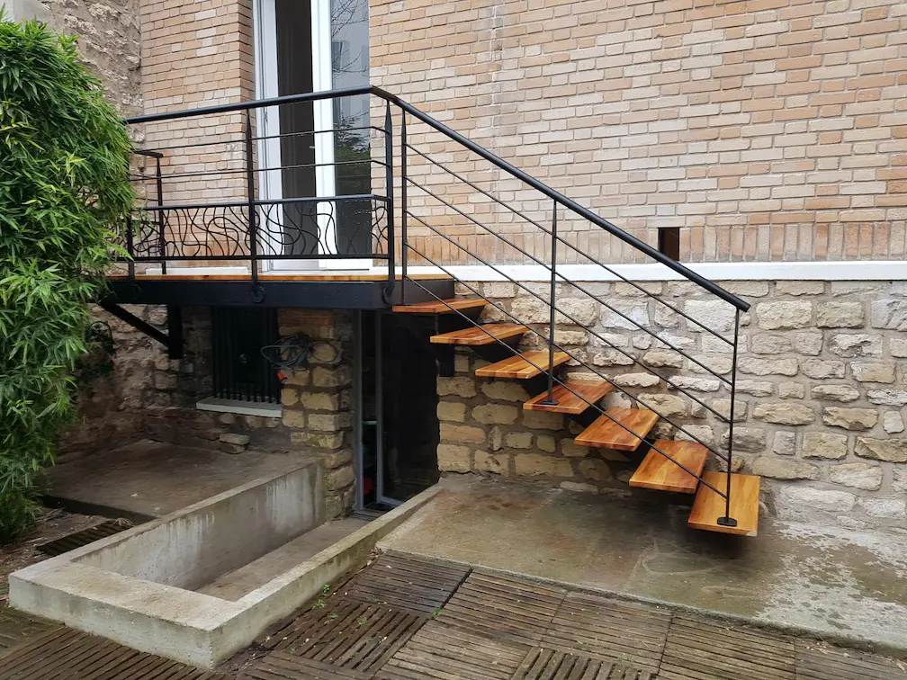 Escalier extérieur robuste combinant structure métallique et marches en bois pour terrasse.