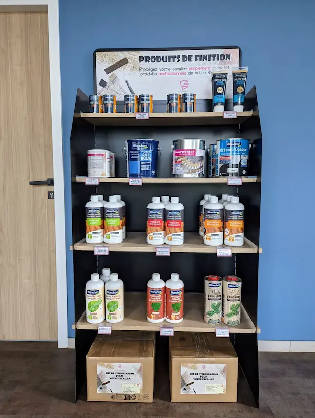 Stand de produits de finition et d'entretien pour escalier bois — showroom Debret Escaliers Tincques