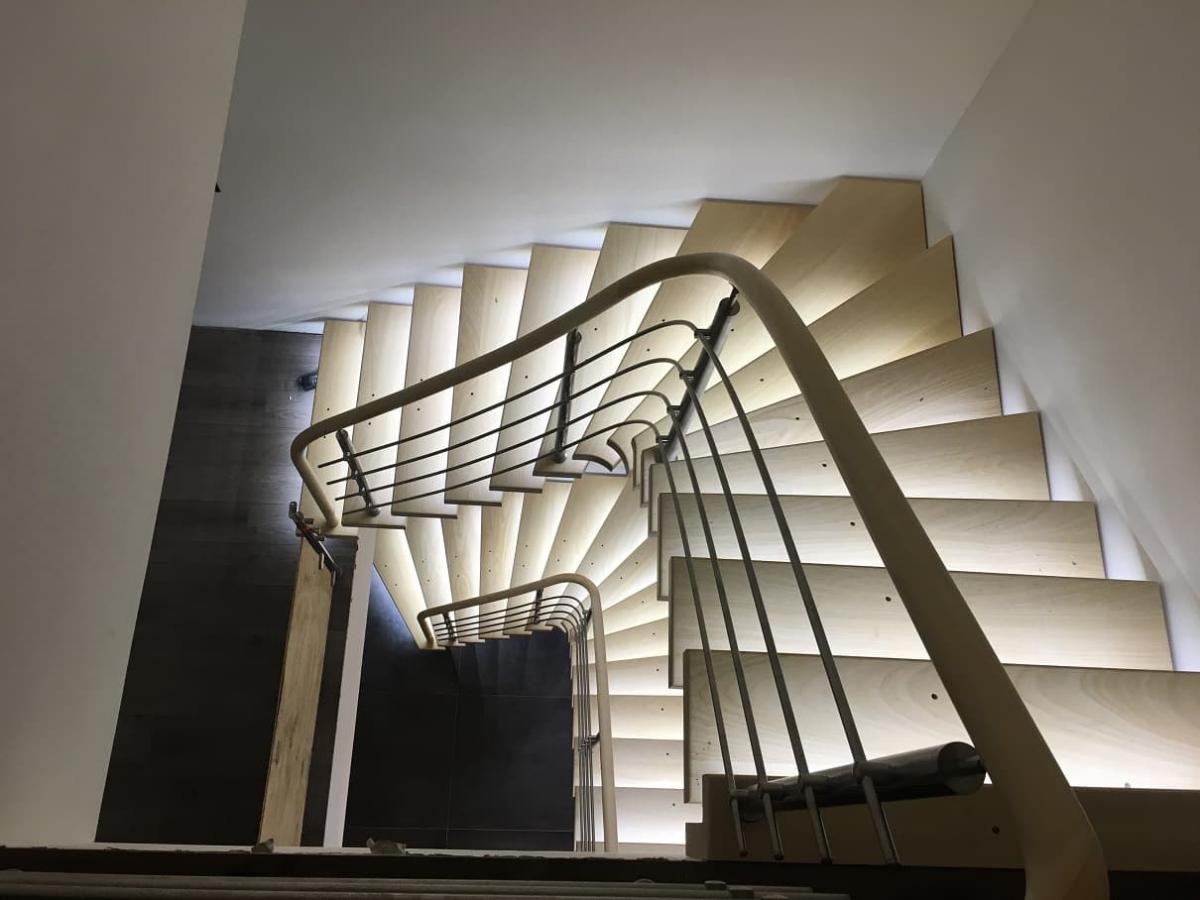 Escaliers superposés débillardés avec éclairage LED