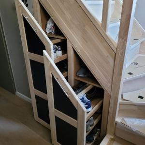 Escalier avec tiroirs noirs coulissants pour chaussures
