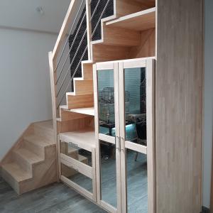 Escalier avec placards et tiroirs