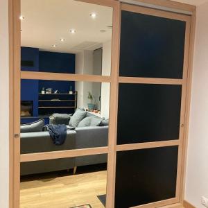 Placards avec deux portes coulissantes noire et miroir